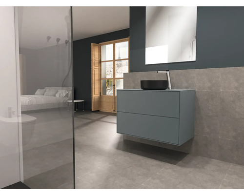 Moderná kúpeľňa s umývadlom, zrkadlom a sprchovacím kútom