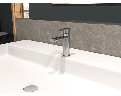 Na umývadle je armatúra.