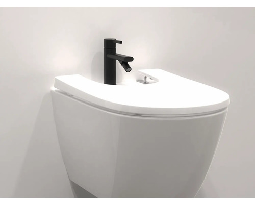 Závesný bidet s čiernou armatúrou
