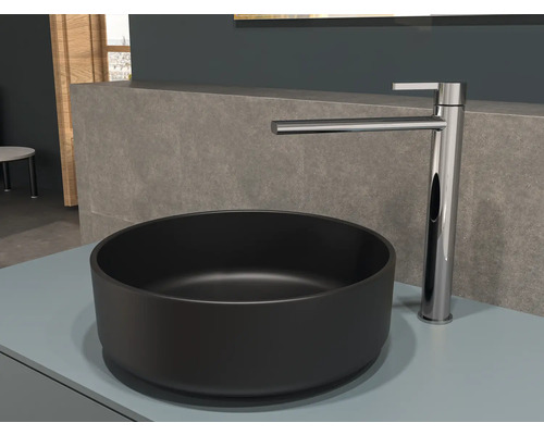 Čierne umývadlo na dosku s chrómovou batériou