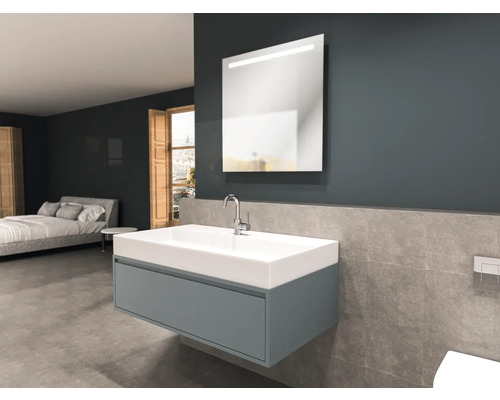 Kúpeľňa s umývadlom, zrkadlom a posteľou