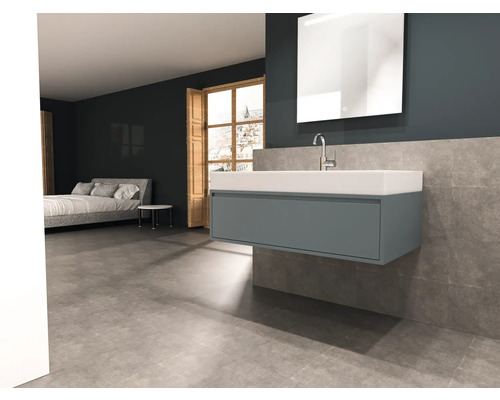 Kúpeľňa s umývadlom, zrkadlom a posteľou