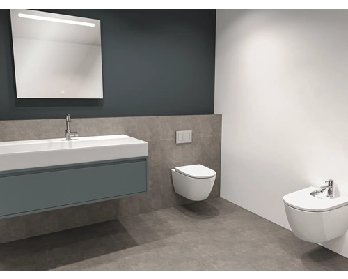 Moderná kúpeľňa s umývadlom, zrkadlom, toaletou a bidetom