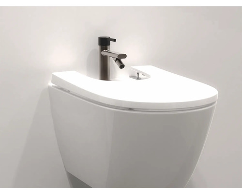 Závesný bidet s vodovodnou batériou pre osobnú hygienu