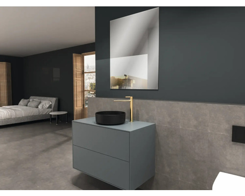 Moderná kúpeľňa s umývadlom, umývadlovou misou, zrkadlom a batériou