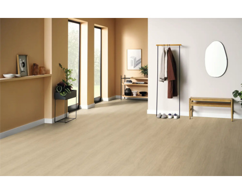 Svetlá izba s drevenou podlahou, šatňou a dekoratívnymi predmetmi