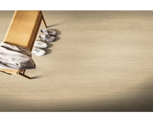 Svetlá drevená podlaha s lavicou, topánkami a bundou