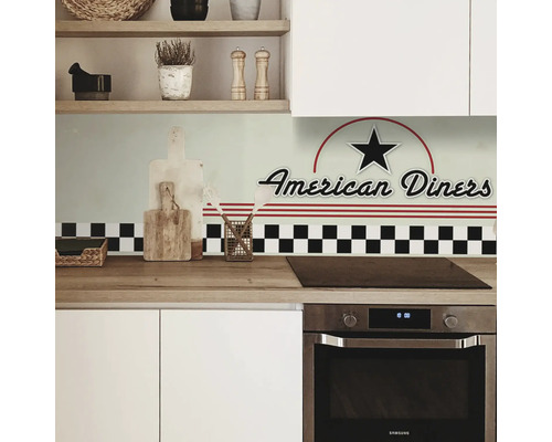 Kuchynská scéna s motívom American Diners, šachovnicovým vzorom a kuchynským náradím
