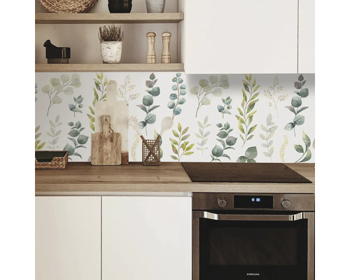 Kuchynská scéna s ochranou proti striekajúcej vode s rastlinným motívom