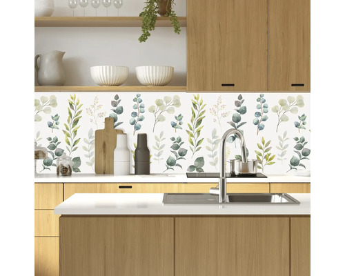 Kuchynská scéna s kuchynskou zástenou so vzorom rastlín