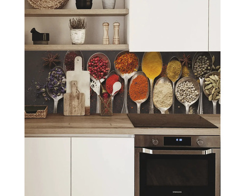 Kuchynská scéna s kuchynskou zástenou s motívom korenia