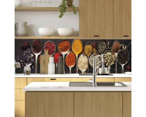 Kuchynská scéna s korením v lyžiciach ako dekorácia na stenu