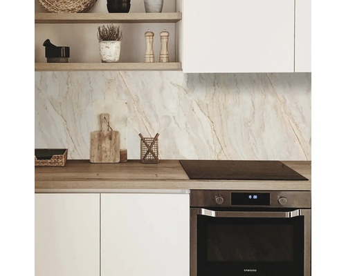 Kuchynská scéna s mramorovými stenovými panelmi, bielymi skrinkami a drevenou pracovnou doskou