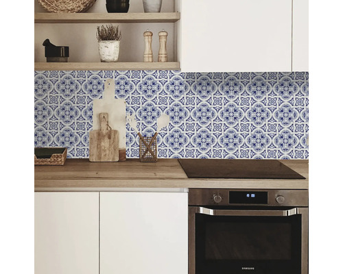 Kuchynská zástena s modro-bielym vzorom dlaždíc nad pracovnou doskou
