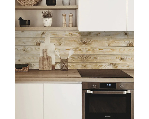 Kuchynská scéna s drevenými stenovými panelmi, pracovnou doskou a vstavaným sporákom