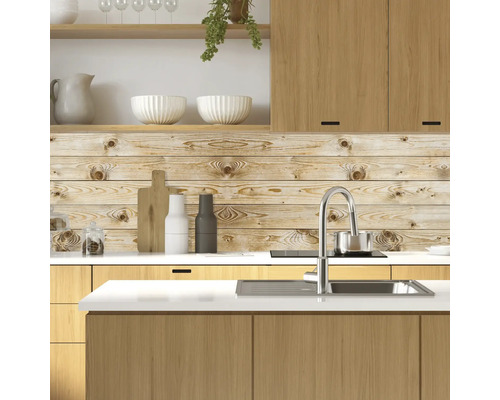 Kuchynská scéna s umývadlom, vodovodnou batériou a dreveným obkladom