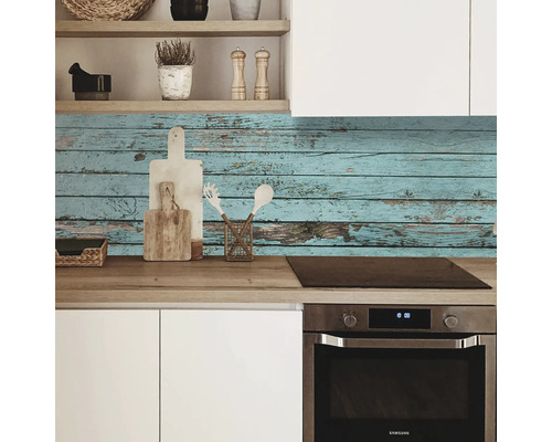 Svetlá kuchyňa s drevenou pracovnou doskou a dekoráciou pred kuchynskou zástenou s dreveným vzhľadom