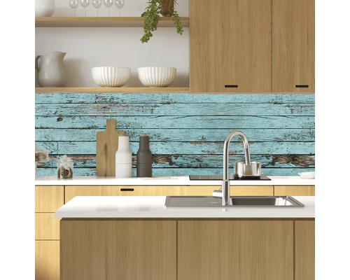 Kuchynská scéna s drezom, batériou a zástenou do kuchyne s dreveným dizajnom