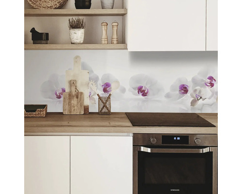 Kuchynská zástena s motívom orchideí v modernej kuchyni