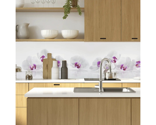 Kuchynská scéna s drevenými skrinkami a kuchynskou doskou s motívom orchidey