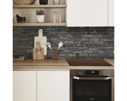 Kuchynská scéna s obkladom stien z tehál, pracovnou doskou a kuchynskými spotrebičmi