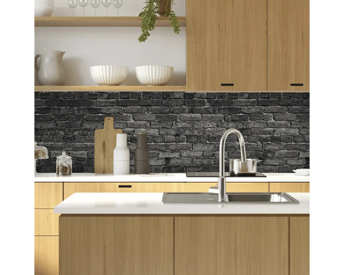 Kuchynská scéna s umývadlom, batériou a pracovnou doskou pred vzorovanou stenou