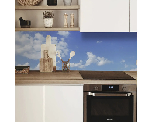 Kuchynská zástena s motívom oblohy v modernej kuchyni