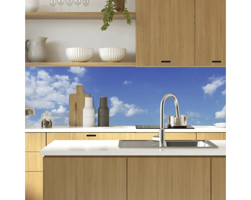 Kuchynská zástena s motívom oblohy v modernej kuchyni
