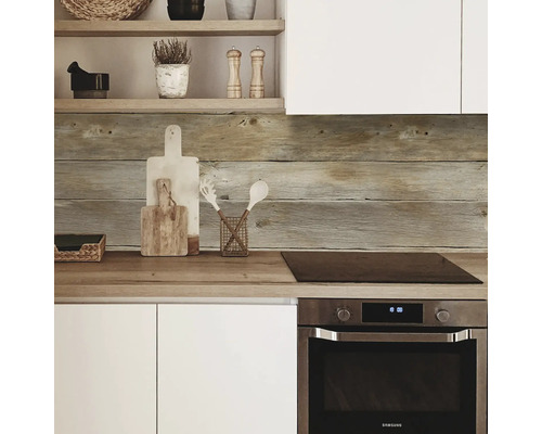 Kuchynská scéna s drevenými obkladovými panelmi, bielymi skriňami a policami