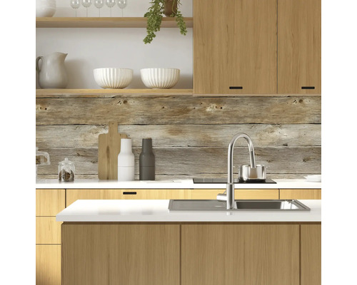 Kuchynská scéna s drevenou skrinkou, umývadlom a drevenými stenovými panelmi