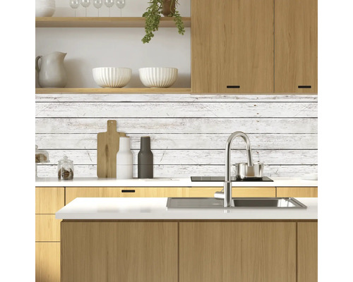 Kuchynská scéna s drevenými prvkami a bielou drevenou stenou