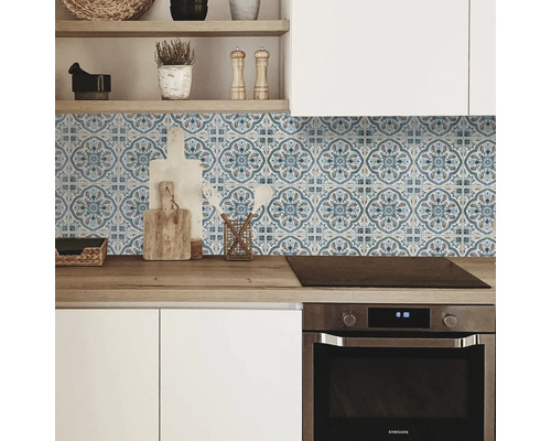 Kuchynská zástena s modrým dekórom dlaždíc za kuchynskou linkou