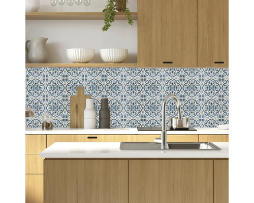 Kuchynská scéna s obkladovými nálepkami so vzorom ako ochrana proti striekajúcej vode