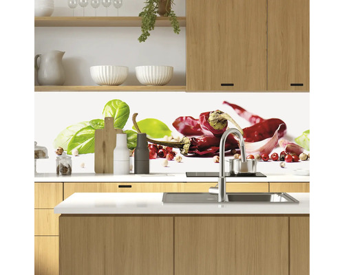 Kuchynská zástena s motívom chilli v modernej kuchyni.