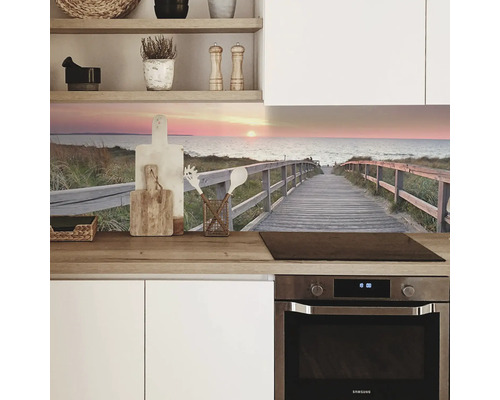 Kuchynská zástena s motívom pláže v modernej kuchyni