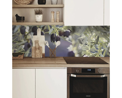 Kuchynská zástena s motívom olív v modernej kuchyni