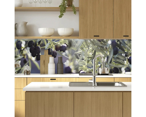 Kuchynská zástena s motívom olív v modernej kuchyni