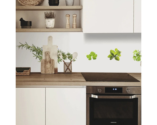 Kuchynská scéna s nástennou dekoráciou z byliniek