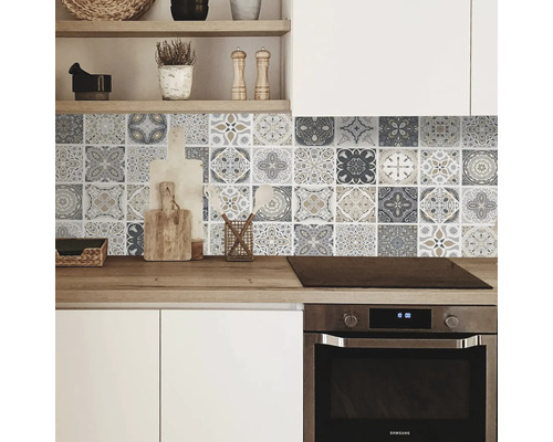 Kuchynská scéna s obkladom vo vintage dizajne nad pracovnou doskou