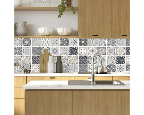 Kuchynská scéna so vzorovanými obkladačkami ako zástenou