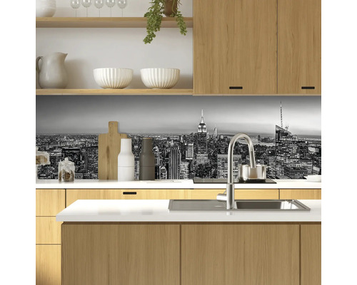 Kuchynská zástena s čiernobielym motívom panorámy New Yorku.