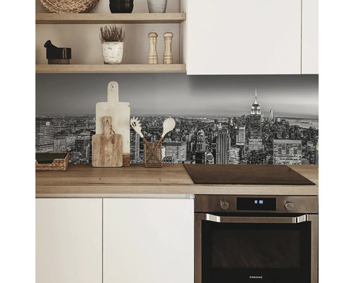 Kuchyňa so sivou panorámou New Yorku ako ochrana proti striekajúcej vode za pracovnou doskou.