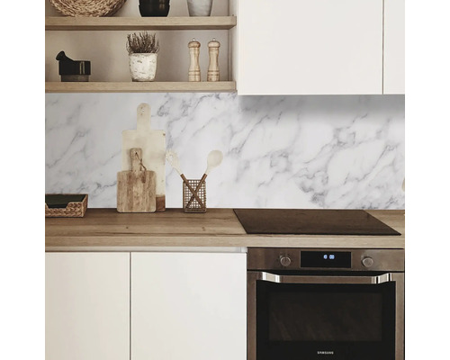 Kuchynská scéna s mramorovým stenovým panelom, pracovnou doskou a kuchynským náčiním