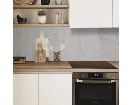 Kuchynská scéna s betónovým pozadím, drevenou pracovnou doskou a bielymi skrinkami