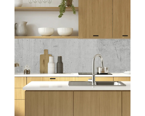 Kuchynská scéna s umývadlom, pracovnou doskou a drevenými skriňami