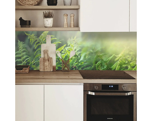 Kuchynská zástena s rastlinným motívom nad sporákom