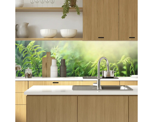 Kuchynská zástena s motívom rastlín v modernej kuchyni