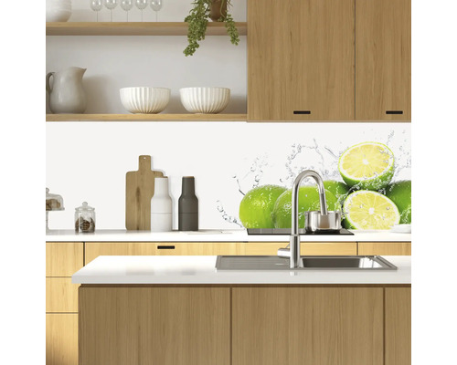 Kuchynská zástena s motívom limetiek v modernej kuchyni