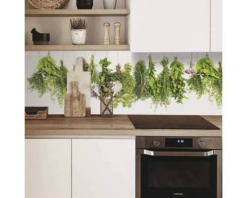 Kuchynská scéna s visiacimi bylinkami ako dekorácia