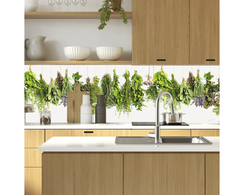 Kuchynská scéna s nástenným panelom s motívom bylín, drezom a kuchynským náčiním